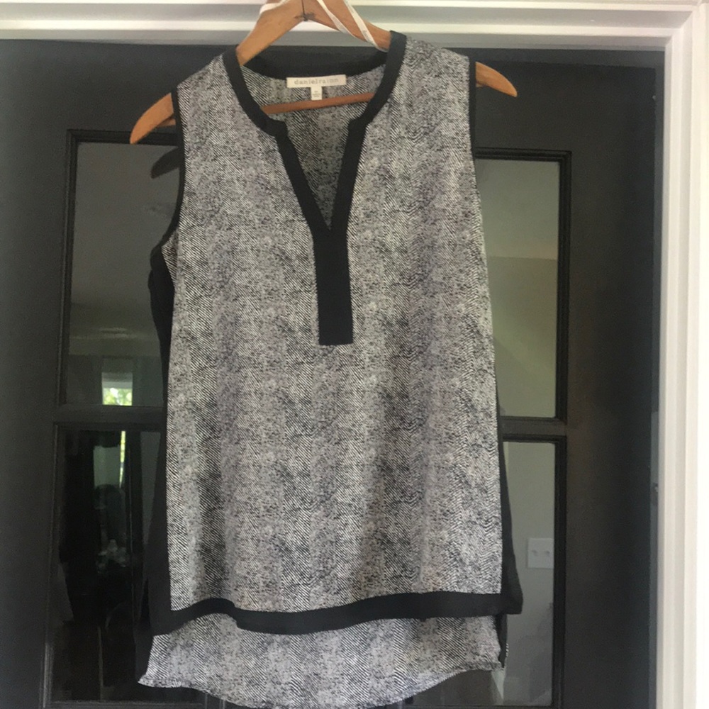 Daniel Rainn white and black tank